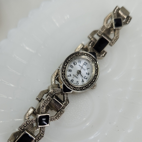 Elegant Black and Silver Tone Watch - Picture 5 of 10